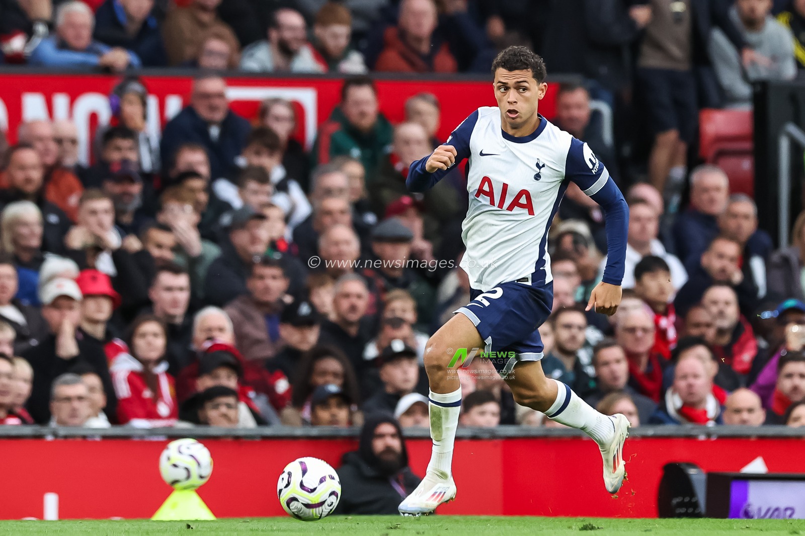 Brennan Johnson of Tottenham Hotspur makes a break with the ball during the Premier League match Manchester United vs Tottenham Hotspur at Old Trafford, Manchester, United Kingdom, 29th September 2024

(Photo by Mark Cosgrove/News Images)