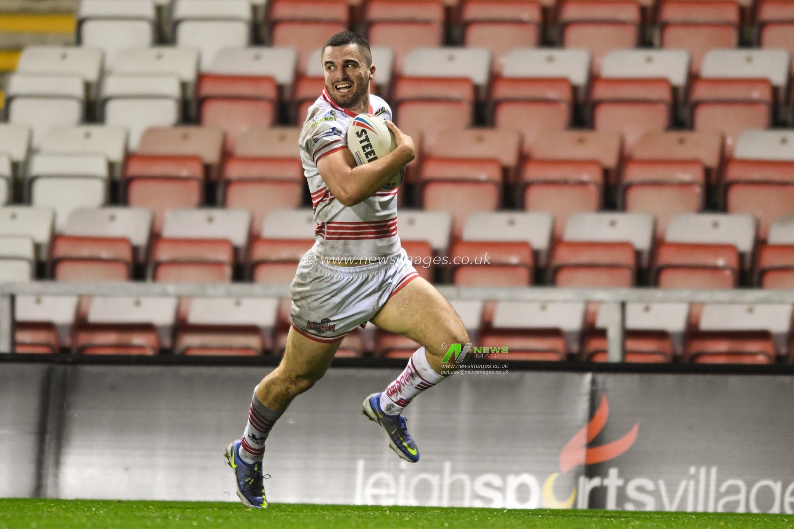 Caleb Aekins #1 of Leigh Centurions runs forward with the ball