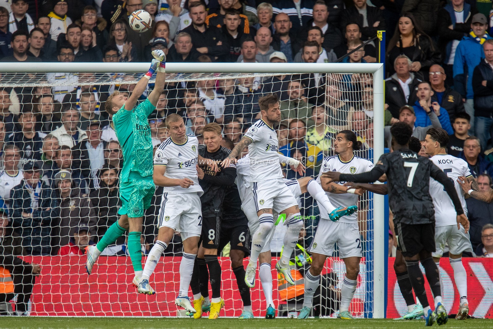 Aaron Ramsdale #1 of Arsenal punches the ball clear during the Premier League match Leeds United vs Arsenal at Elland Road, Leeds, United Kingdom, 16th October 2022

(Photo by James Heaton/News Images)