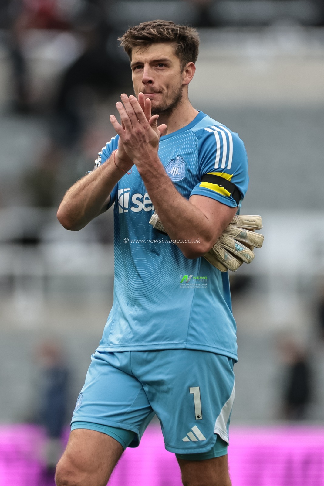 Nick Pope of Newcastle Untied applauds the fans after the final whistle during the Premier League match Newcastle United vs Nottingham Forest at St. James's Park, Newcastle, United Kingdom, 5th October 2025

(Photo by Mark Cosgrove/News Images)
