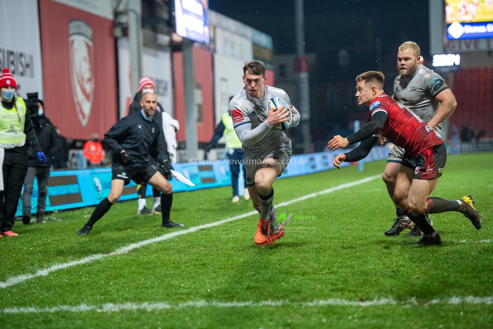 TOM ROEBUCK #14 of Sale Sharks receives the ball in the corner. But his try was ruled out.