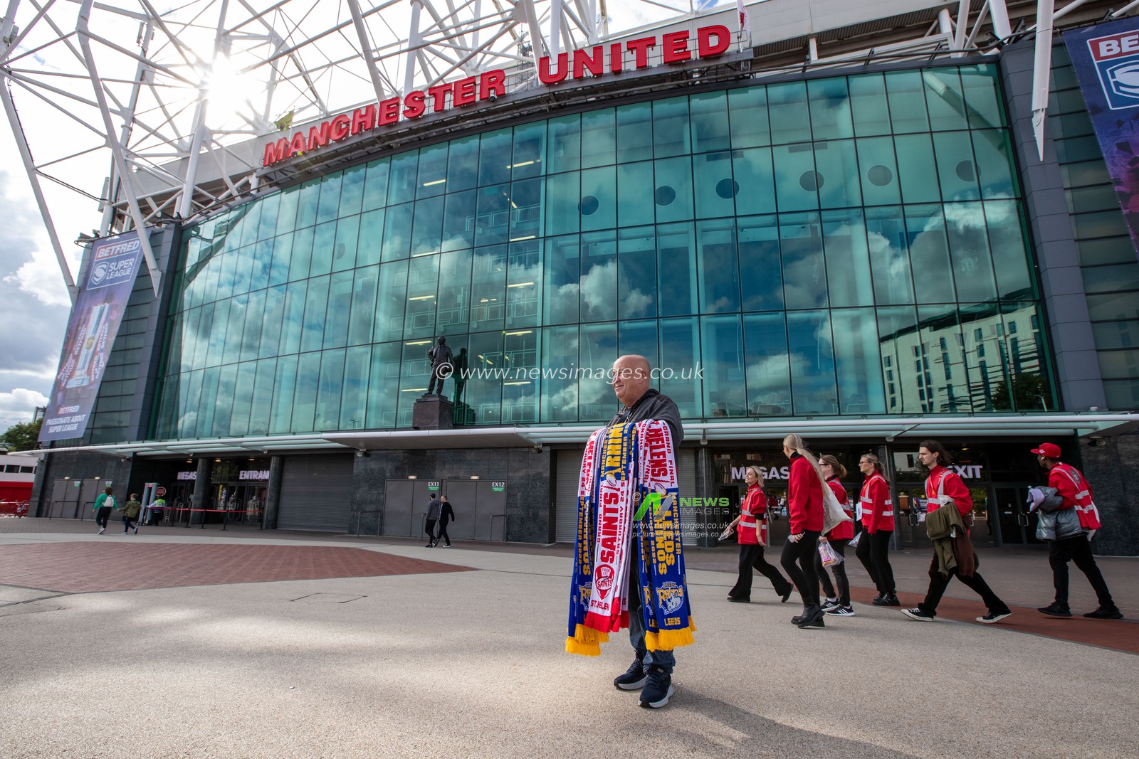 A street vendor sells merchandise outside Old Trafford Stadium for todayâ€™s 25th Betfred Super League Grand Final match St Helens vs Leeds Rhinos at Old Trafford, Manchester, United Kingdom, 23rd September 2022

(Photo by James Heaton/News Images)