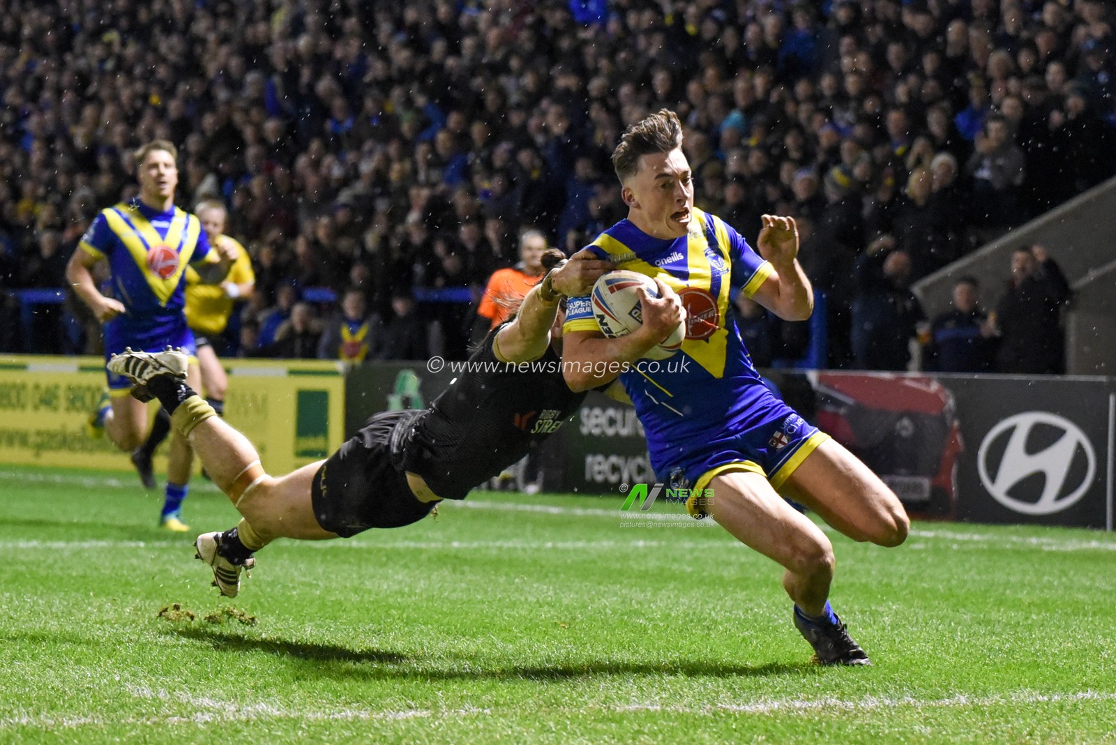 21st February 2020, Halliwell Jones Stadium, Warrington, England; Betfred Super League, Warrington Wolves v Toronto Wolfpack : Matty Ashton (26) of Warrington Wolves evades the tackle from Liam Kay (5) of Toronto Wolfpack to go on and score a try