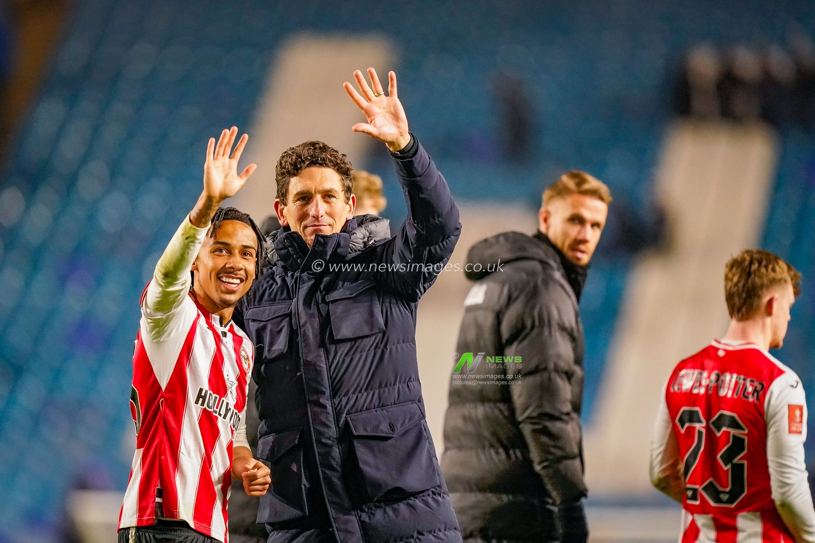 Keith Andrews manager of Brentford applauds the fans after the final whistle with Romelle Donovan of Brentford during the Emirates FA Cup Third Round match Sheffield Wednesday vs Brentford at Hillsborough, Sheffield, United Kingdom, 10th January 2026

(Photo by Maynard Manyowa/News Images)