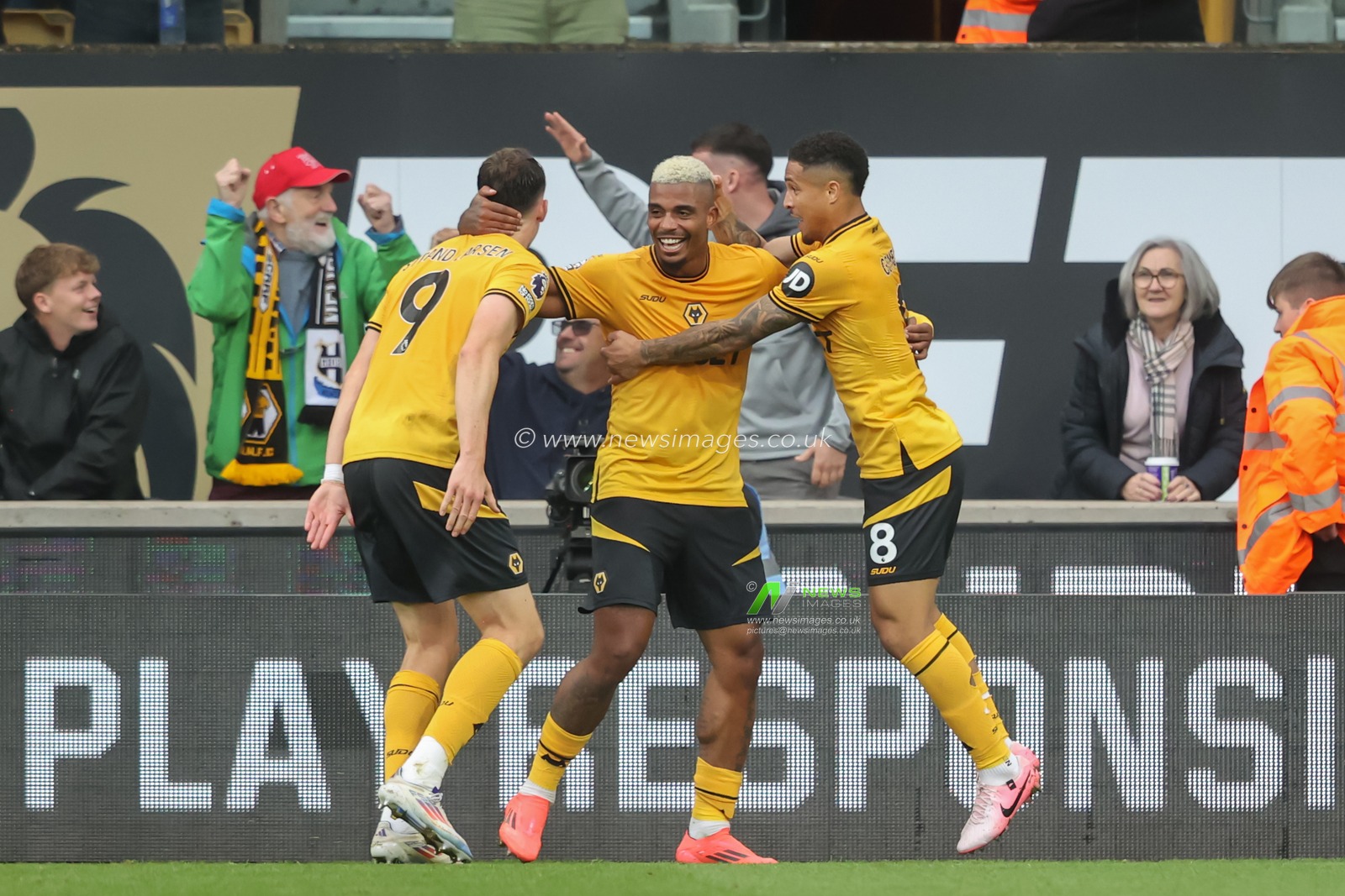 Mario Lemina of Wolverhampton Wanderers celebrates his goal to make it 1-0 Wolverhampton Wanderers during the Premier League match Wolverhampton Wanderers vs Newcastle United at Molineux, Wolverhampton, United Kingdom, 15th September 2024

(Photo by Alfie Cosgrove/News Images)