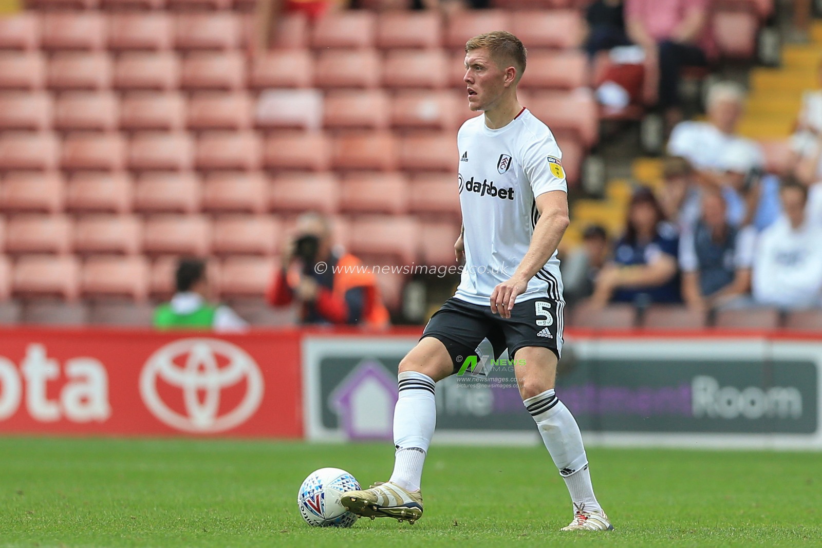 3rd August 2019, Oakwell, Barnsley, England; Sky Bet Championship, Barnsley vs Fulham ; Alfie Mawson (5) of Fulham during the game


Credit: Mark Cosgrove/News Images

English Football League images are subject to DataCo Licence