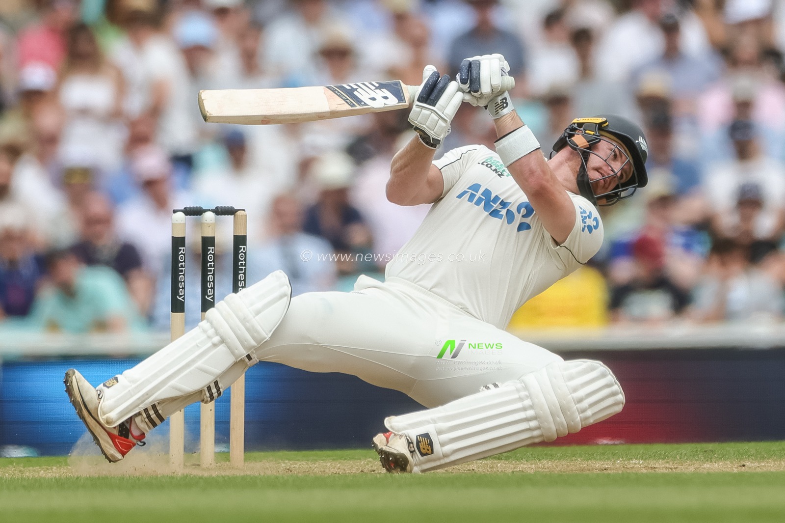 Glenn Phillips of New Zealand slips as he ducks a bouncer off Jofra Archer of England during the 2nd Rothesay Test Match Day 4 match England vs New Zealand at The Kia Oval, London, United Kingdom on 20 June 2026

(Photo by Mark Cosgrove/News Images)
