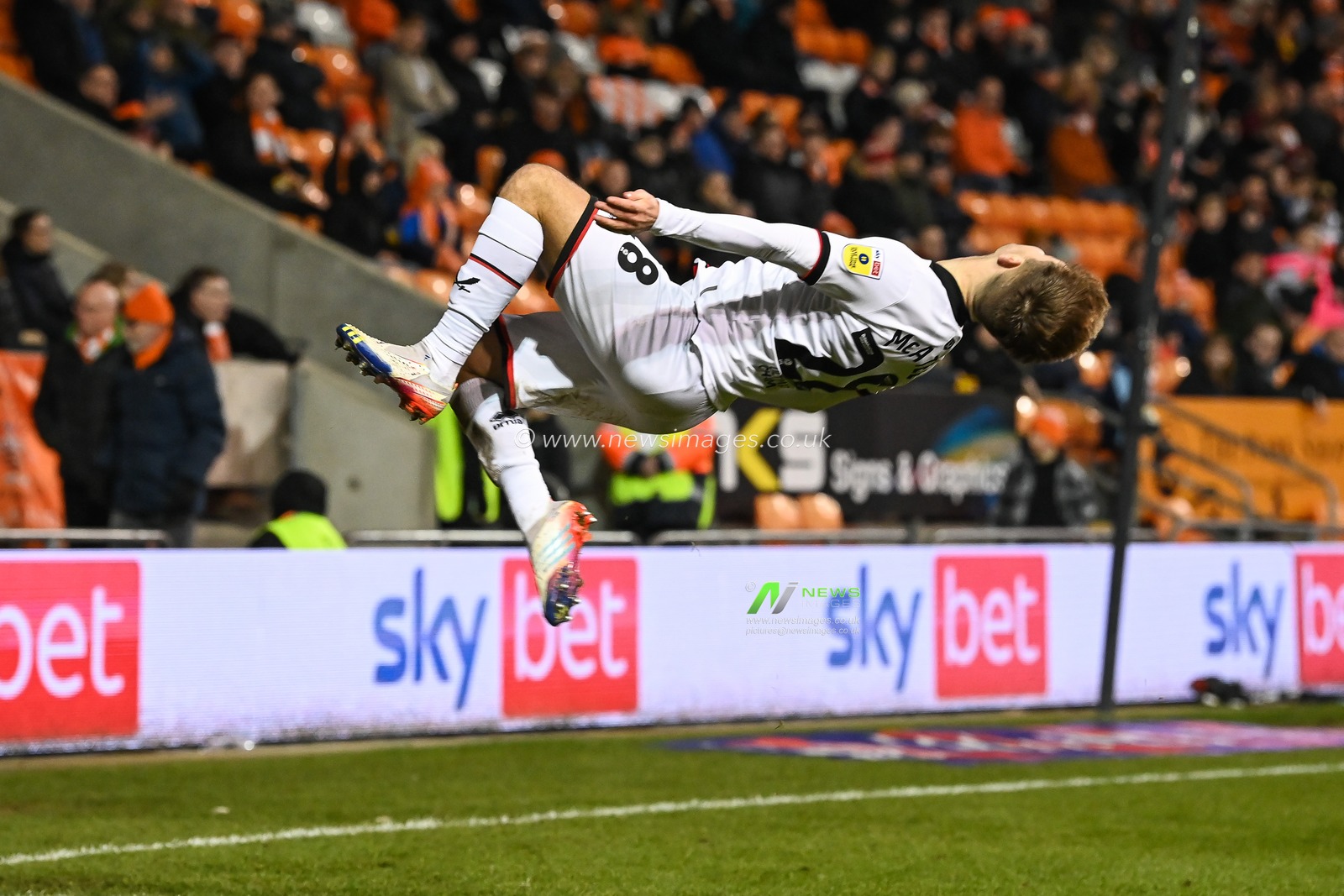 James McAtee #28 of Sheffield United celebrates his goal to make it 0-2 during the Sky Bet Championship match Blackpool vs Sheffield United at Bloomfield Road, Blackpool, United Kingdom, 29th December 2022

(Photo by Craig Thomas/News Images)