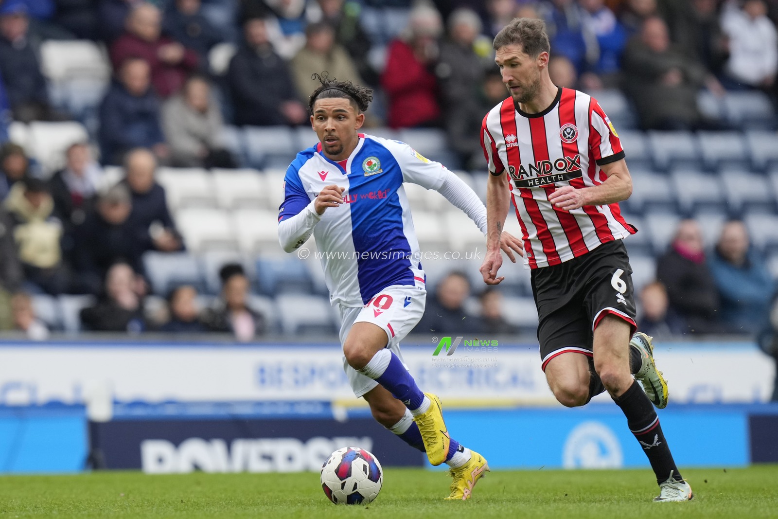 Chris Basham #6 of Sheffield United breaks past Tyrhys Dolan #10 of Blackburn Rovers during the Sky Bet Championship match Blackburn Rovers vs Sheffield United at Ewood Park, Blackburn, United Kingdom, 4th March 2023

(Photo by Steve Flynn/News Images)