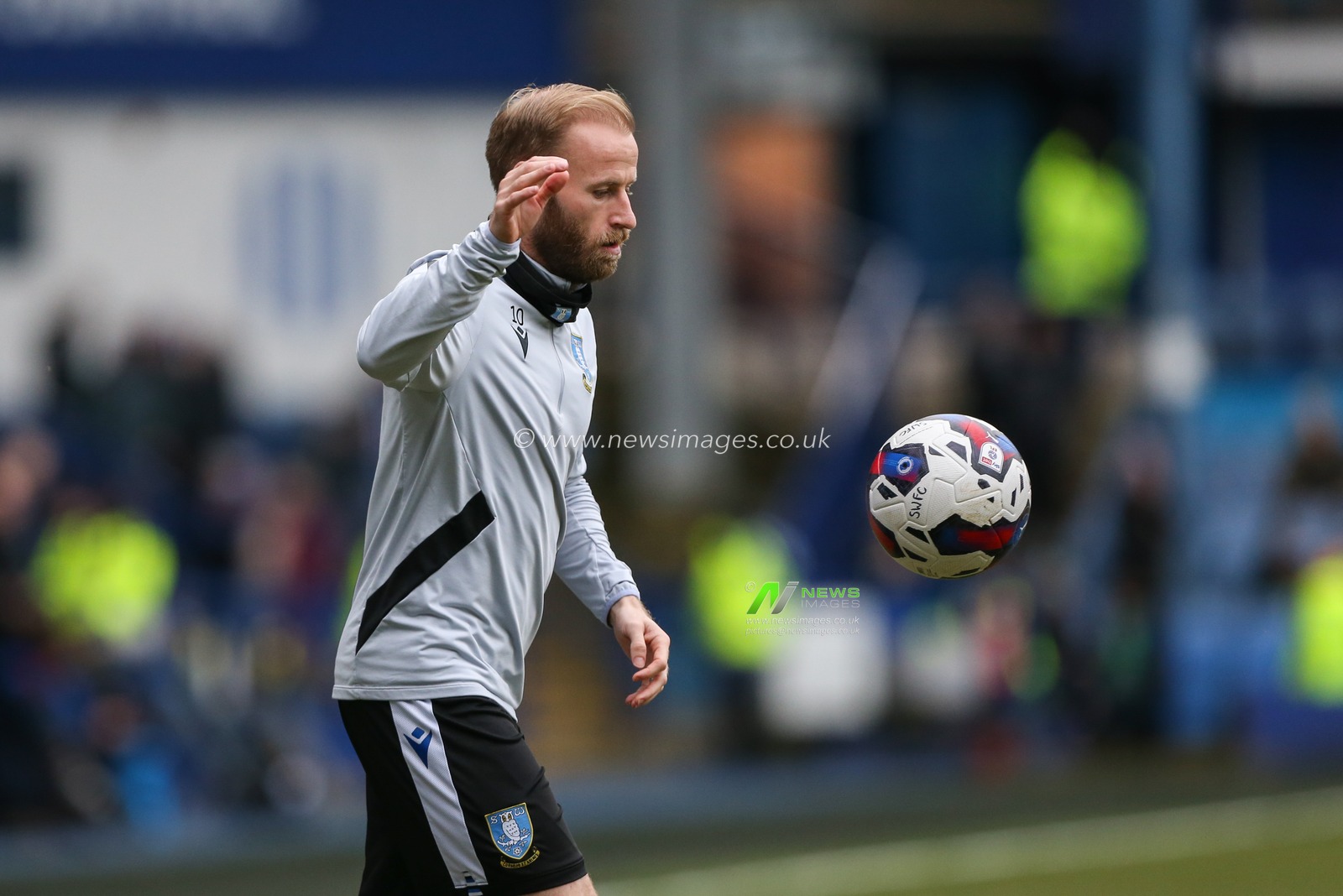 Barry Bannan #10 of Sheffield Wednesday warms up during the Sky Bet League 1 match Sheffield Wednesday vs Plymouth Argyle at Hillsborough, Sheffield, United Kingdom, 4th February 2023

(Photo by Arron Gent/News Images)