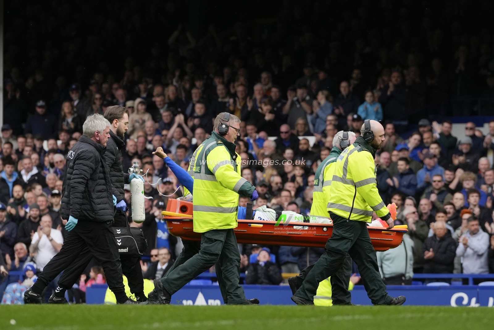Beto of Everton gives â€œthumbs upâ€ to the crowd as he is carried off the pitch on a stretcher during the Premier League match Everton vs Nottingham Forest at Goodison Park, Liverpool, United Kingdom, 21st April 2024

(Photo by Steve Flynn/News Images)