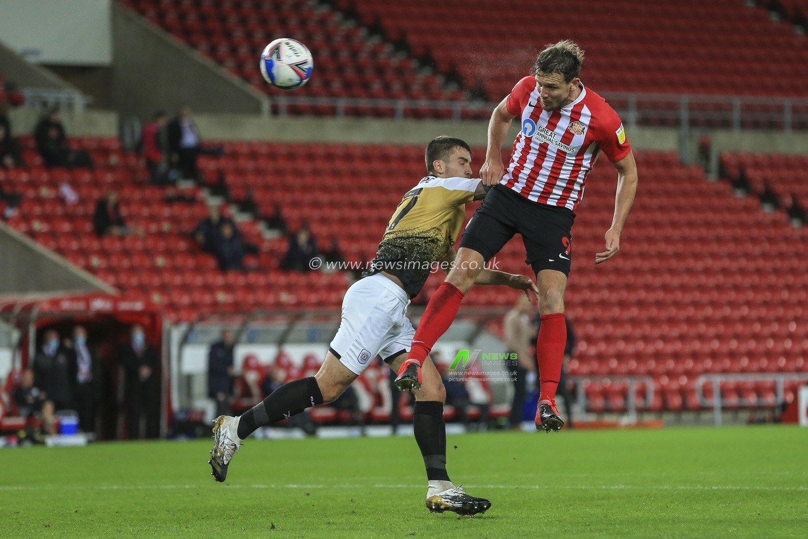 Charlie Wyke (9) of Sunderland heads towards goal under pressure from Luke Offord (17) of Crewe Alexandra