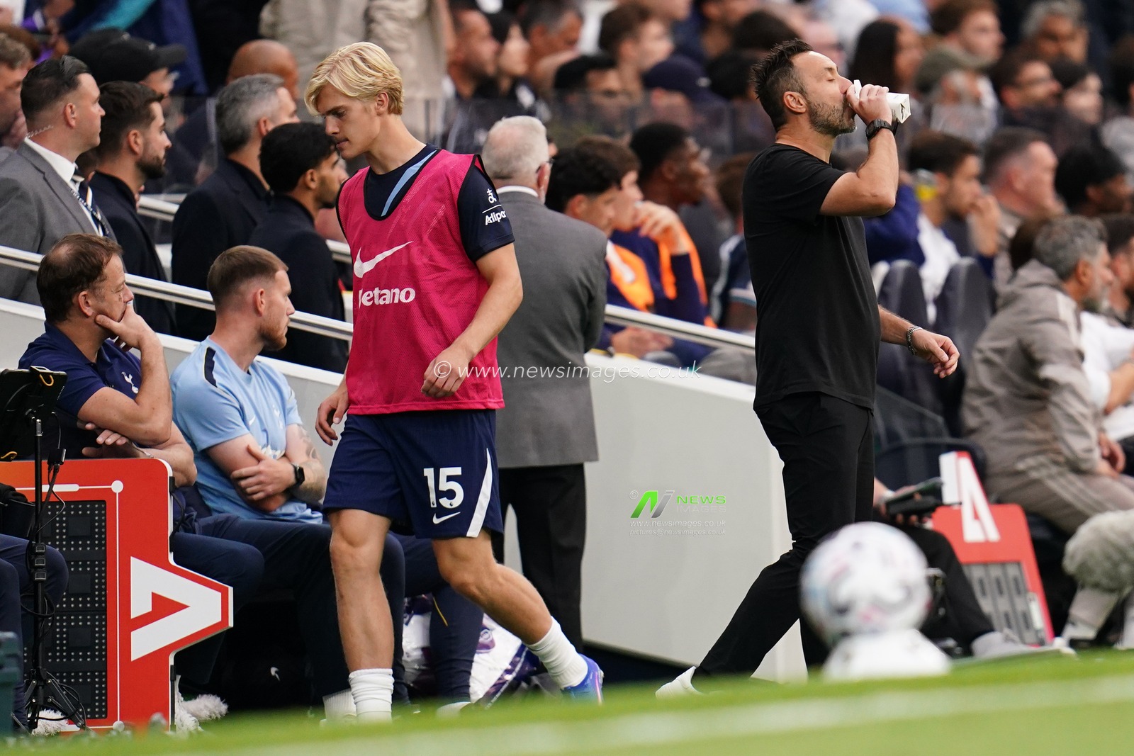 Roberto De Zerbi manager of Tottenham Hotspur and Lucas Bergvall of Tottenham Hotspur during the Premier League match Tottenham Hotspur vs Newcastle Untied at Tottenham Hotspur Stadium, London, United Kingdom on 29 August 2026

(Photo by Harvey Murphy/News Images)