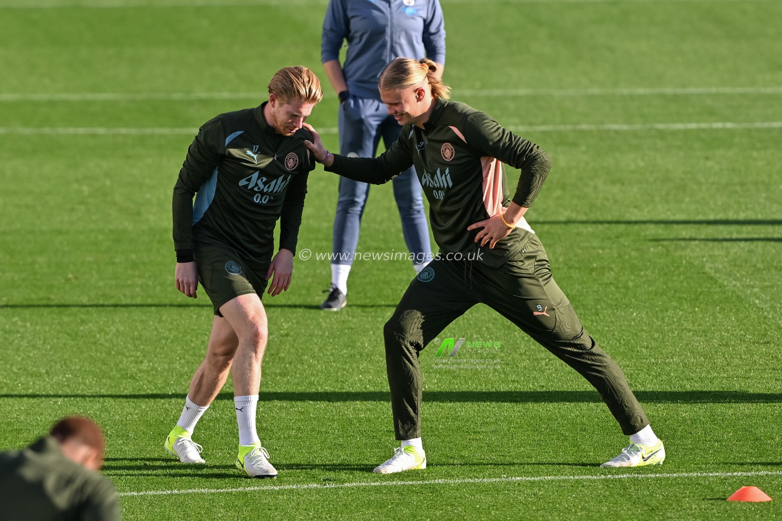 Kevin De Bruyne of Manchester City and Erling Haaland of Manchester City during the Manchester City UEFA Champions League training session at Joie Stadium, Manchester, United Kingdom, 22nd October 2024

(Photo by Cody Froggatt/News Images)