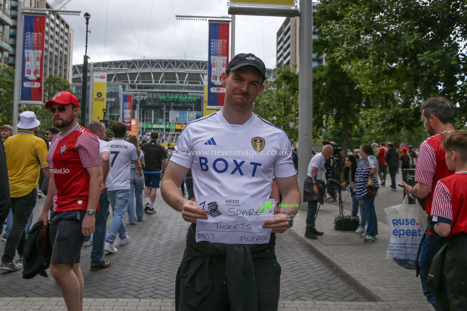 A Leeds United fan asking for a spare ticket during the Sky Bet Championship Play-Off Final match Leeds United vs Southampton at Wembley Stadium, London, United Kingdom, 26th May 2024

(Photo by Gareth Evans/News Images)