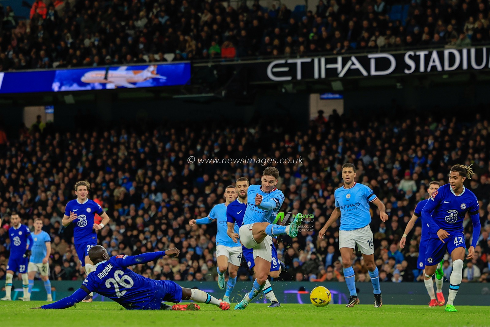 JuliÃ¡n Ãlvarez #19 of Manchester City takes a shot during the Emirates FA Cup Third Round match Manchester City vs Chelsea at Etihad Stadium, Manchester, United Kingdom, 8th January 2023

(Photo by Conor Molloy/News Images)