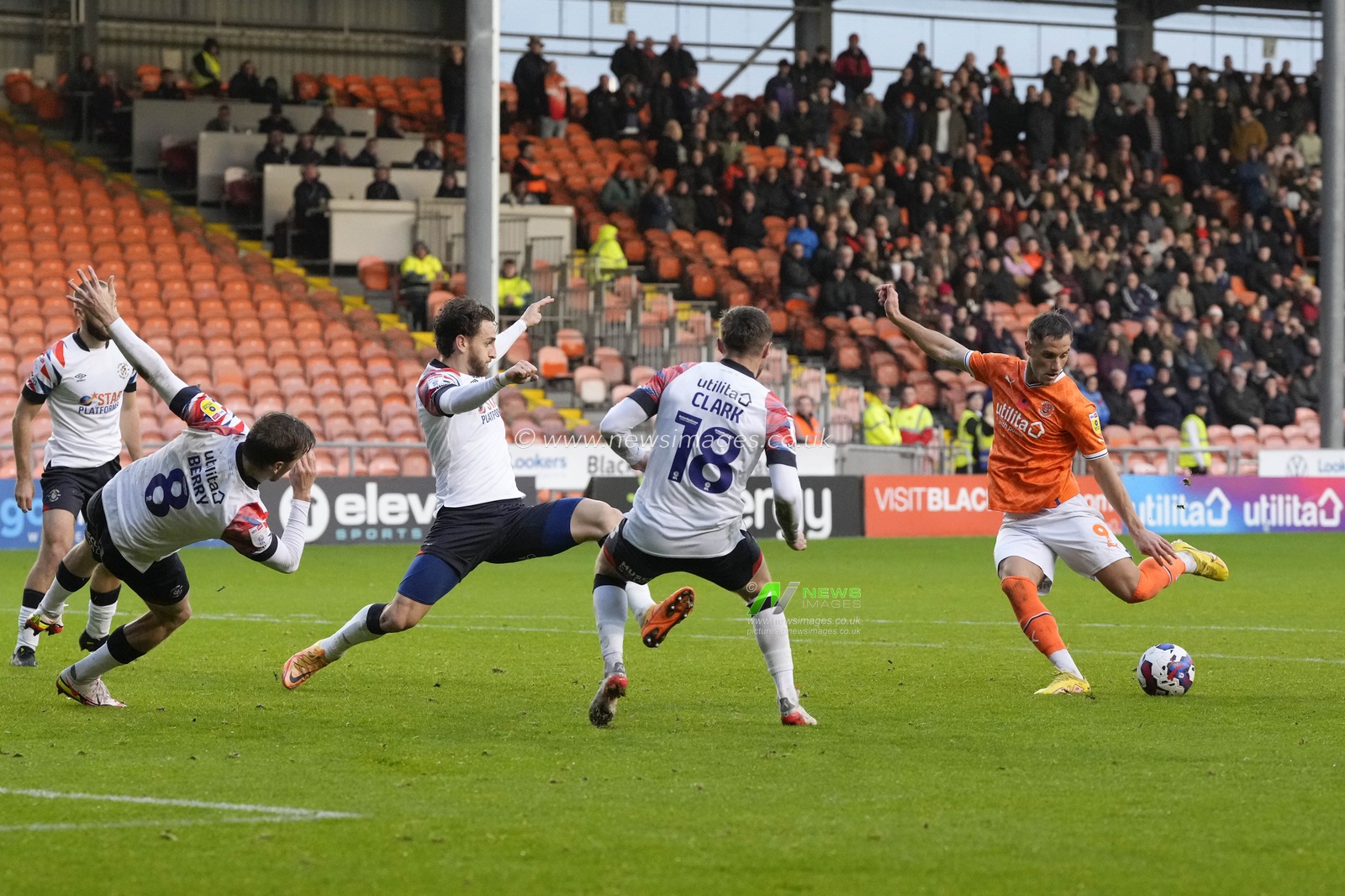Jerry Yates #9 of Blackpool sets to shoot during the Sky Bet Championship match Blackpool vs Luton Town at Bloomfield Road, Blackpool, United Kingdom, 5th November 2022

(Photo by Steve Flynn/News Images)