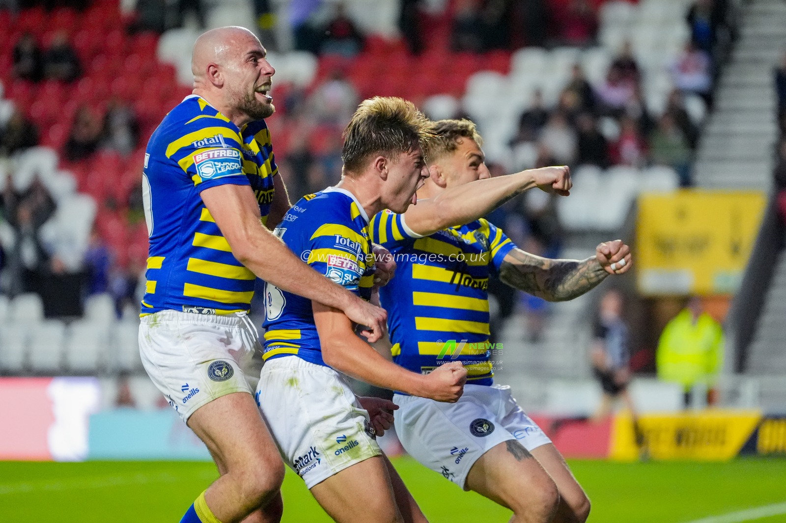 Ewan Irwin of Warrington Wolves celebrates his try during the Betfred Super League round 14 match St Helens vs Warrington Wolves at The BrewDog Stadium, St Helens, United Kingdom on 11 June 2026

(Photo by Maynard Manyowa/News Images)