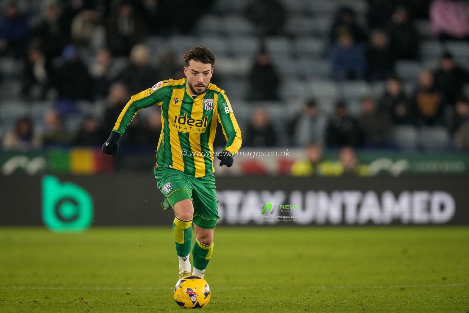 Mikey Johnston of West Bromwich Albion makes a run with the ball during the Sky Bet Championship match Leicester City vs West Bromwich Albion at King Power Stadium, Leicester, United Kingdom, 5th January 2026

(Photo by Maynard Manyowa/News Images)

*** GER AUT SUI OUT ***