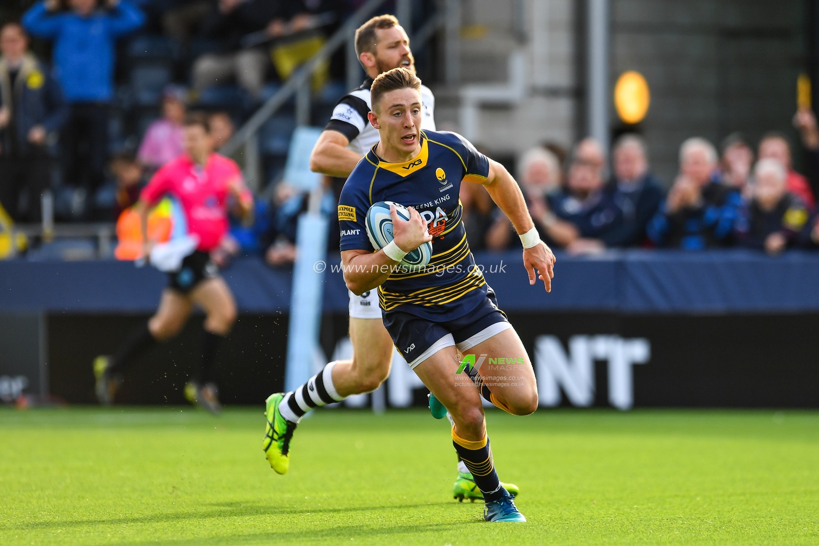 7th October 2018, Sixways Stadium, Worcester, England; Gallagher Premiership, Worcester v Bristol ; 
Josh Adams of Worcester Warriors makes a break

Credit: Craig Thomas/news Images