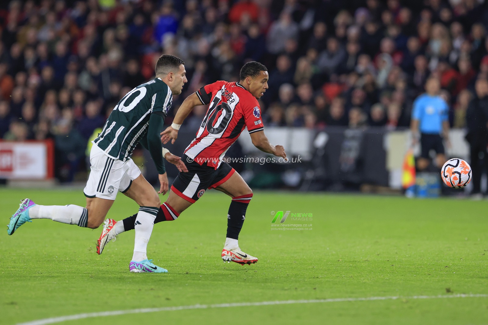 Cameron Archer #10 of Sheffield United runs for the ball chased by Diogo Dalot #20 of Manchester United during the Premier League match Sheffield United vs Manchester United at Bramall Lane, Sheffield, United Kingdom, 21st October 2023

(Photo by Conor Molloy/News Images)