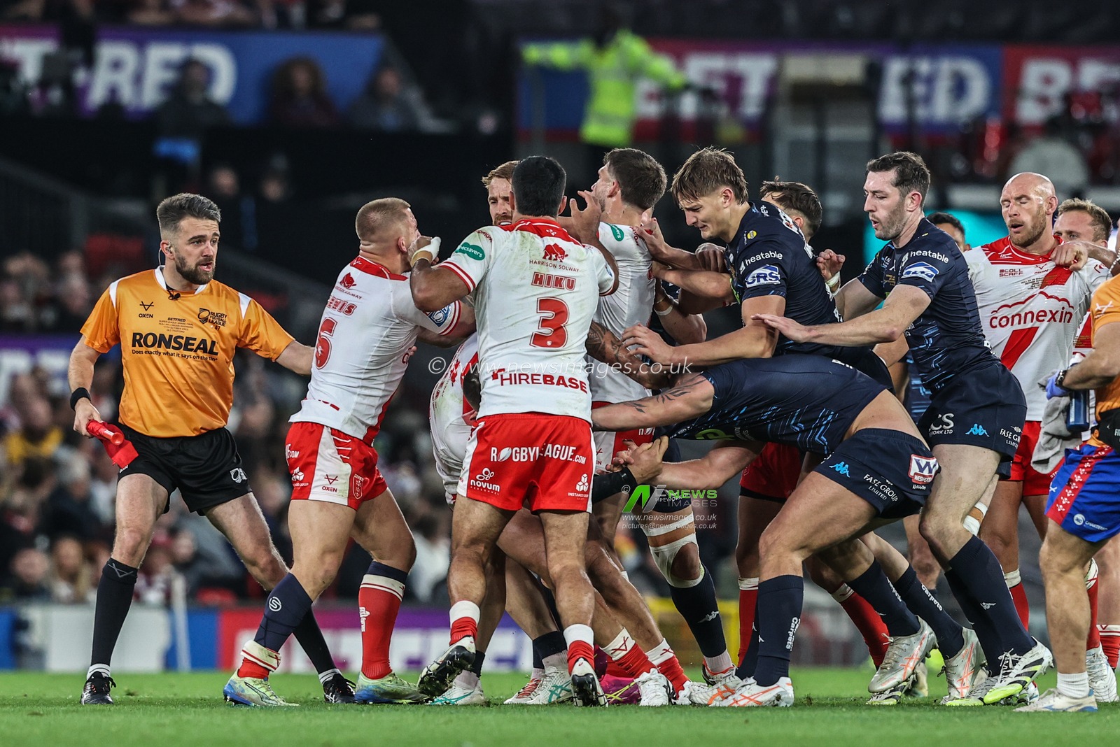 An altercation between the players after a dangerous challenge during the 2025 Betfred Super League Grand Final Hull KR v Wigan Warriors at Old Trafford, Manchester, United Kingdom, 11th October 2025

(Photo by Alfie Cosgrove/News Images)