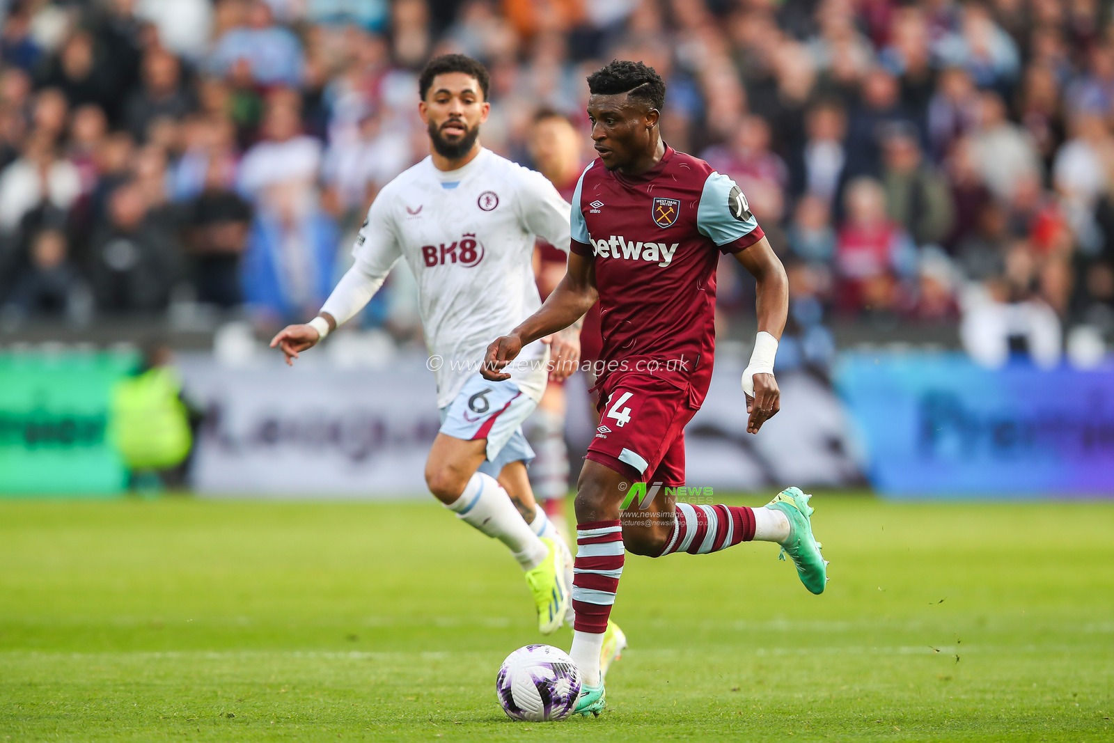 Mohammed Kudus of West Ham United makes a break with the ball during the Premier League match West Ham United vs Aston Villa at London Stadium, London, United Kingdom, 17th March 2024

(Photo by Gareth Evans/News Images)