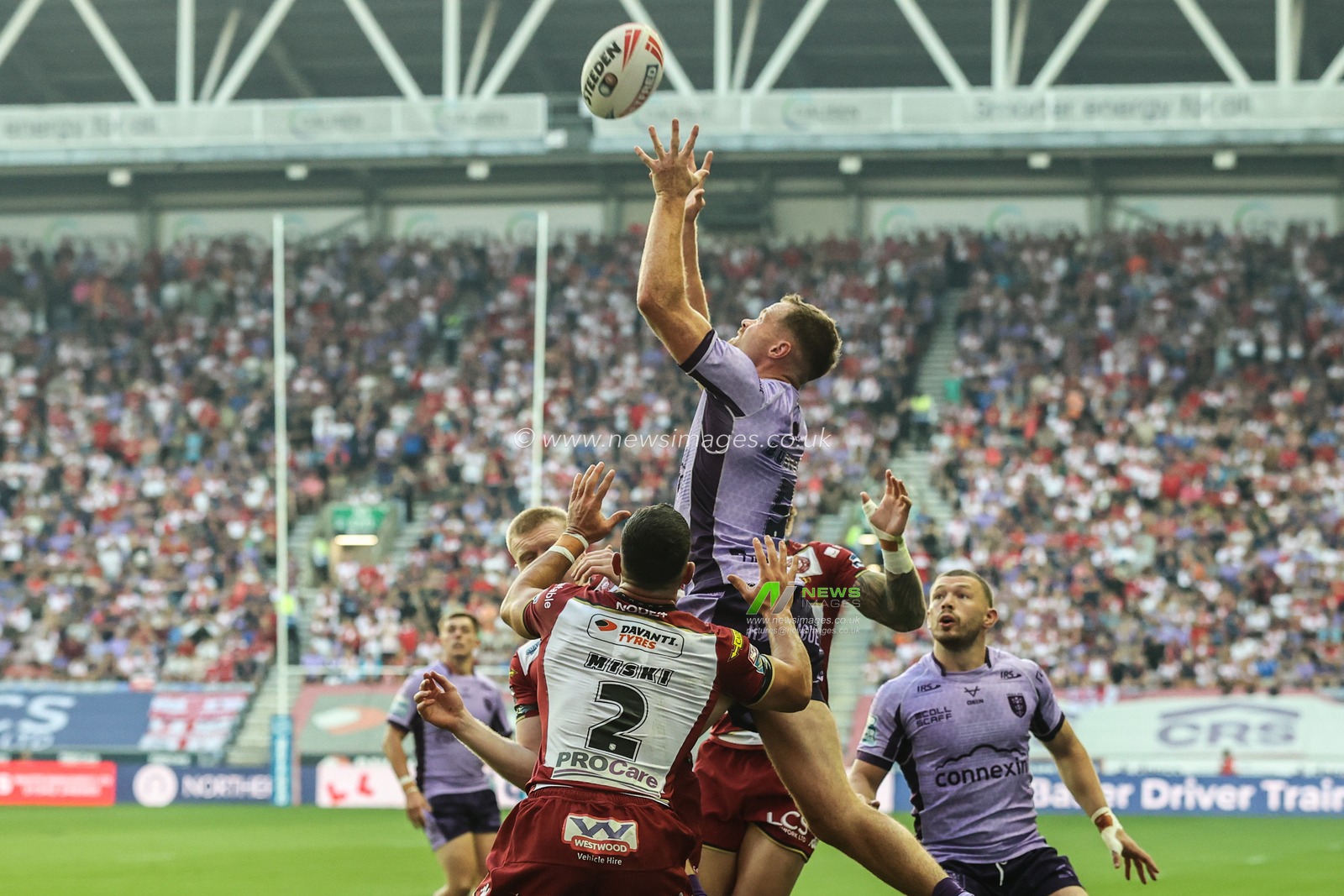 Joe Burgess of Hull KR jumps up to win the high ball during the Betfred Super League round 22 match Wigan Warriors vs Hull KR at The Brick Community Stadium, Wigan, United Kingdom, 15th August 2025

(Photo by Alfie Cosgrove/News Images)