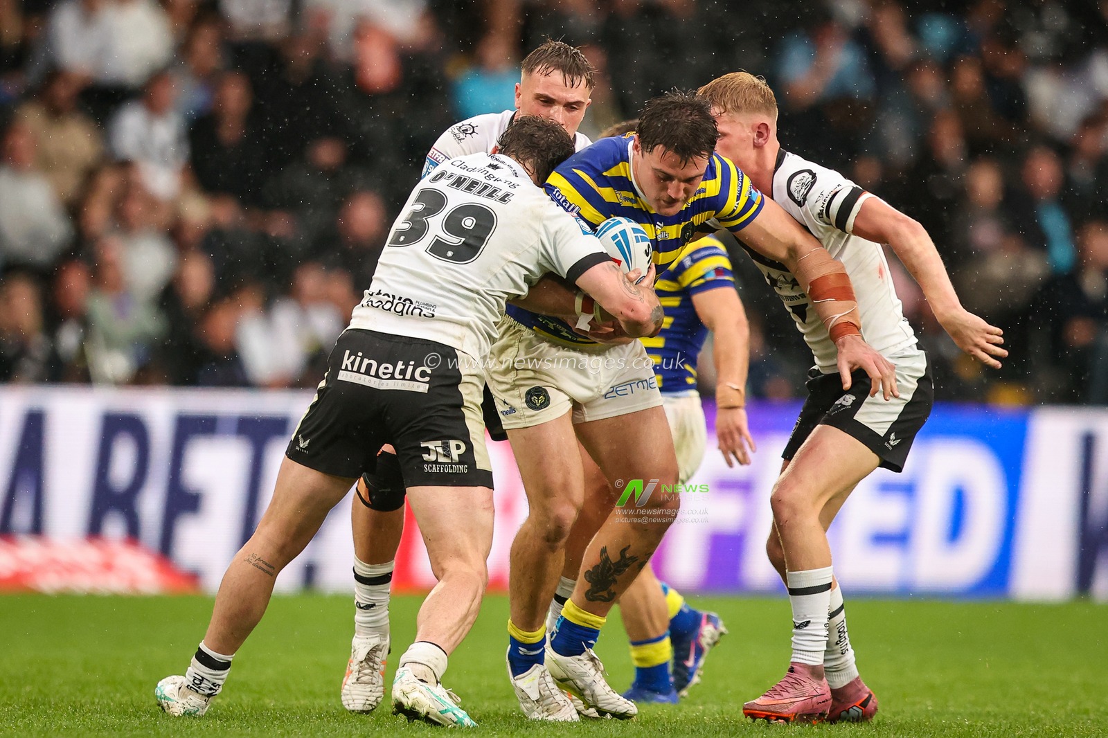 Liam Byrne of Warrington Wolves is tackled by Ethan O'Neill of Hull FC during the Betfred Super League round 25 match Hull FC vs Warrington Wolves at MKM Stadium, Hull, United Kingdom on 29 August 2026

(Photo by Alfie Cosgrove/News Images)