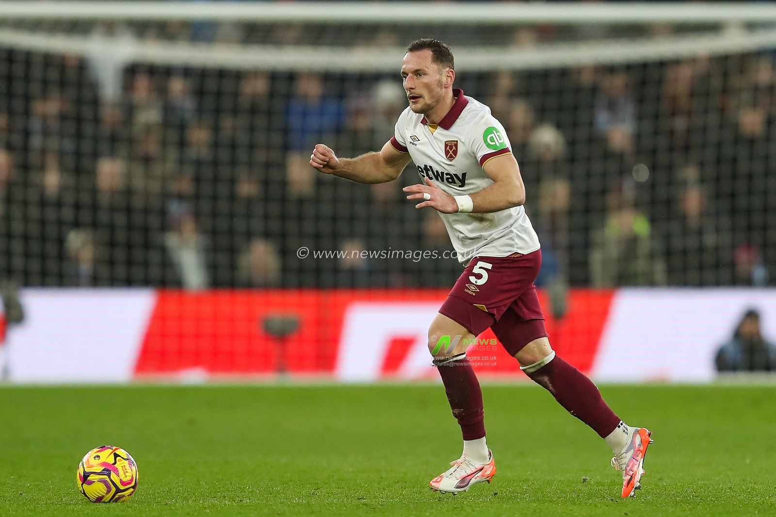 VladimÃ­r Coufal of West Ham United makes a break with the ball during the Premier League match Aston Villa vs West Ham United at Villa Park, Birmingham, United Kingdom, 26th January 2025

(Photo by Gareth Evans/News Images)