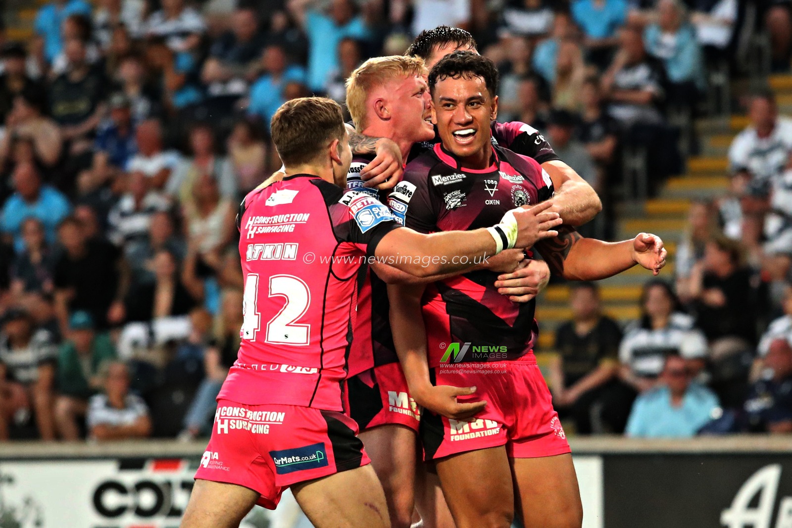 Daejarn Asi of Castleford Tigers celebrates scoring a try during the Betfred Super League Round 14 Hull FC vs Castleford Tigers at MKM Stadium, Hull, United Kingdom, 13th June 2025

(Photo by Sam Eaden/News Images)