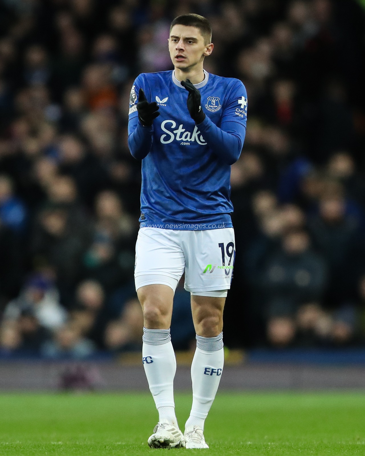 Vitaliy Mykolenko of Everton applauds his teammates efforts during the Premier League match Everton vs Nottingham Forest at Goodison Park, Liverpool, United Kingdom, 29th December 2024

(Photo by Gareth Evans/News Images)
