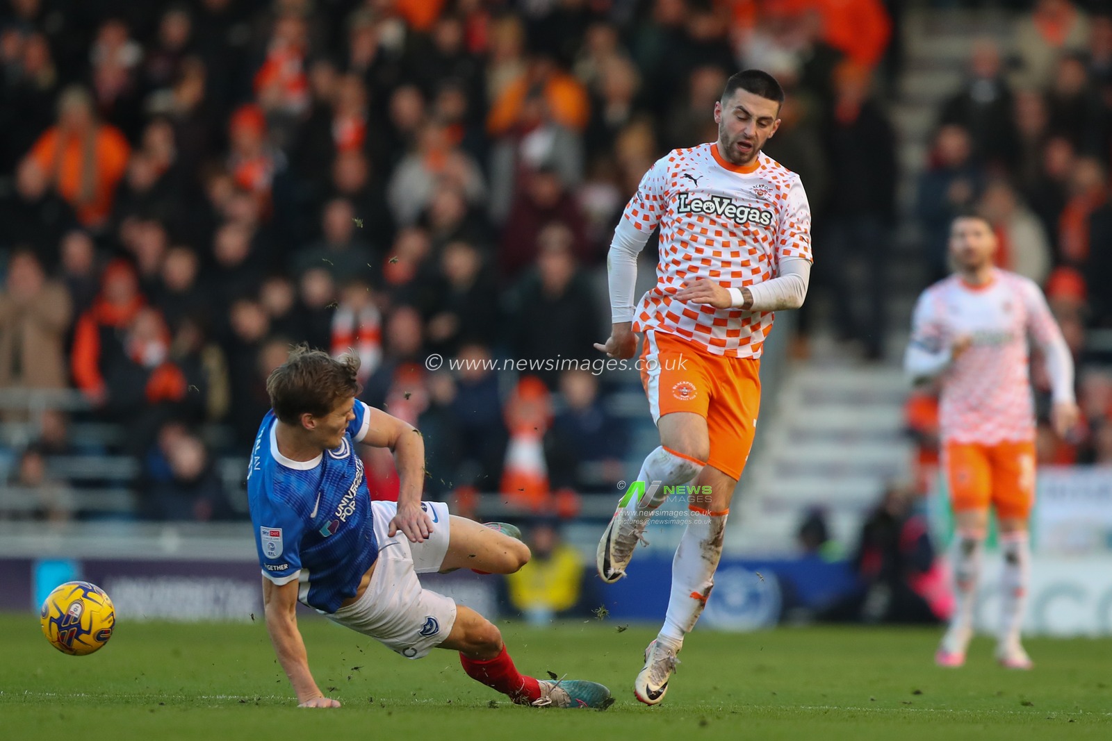 Sean Raggett #20 of Portsmouth and Owen Dale #7 of Blackpool battle for the ball during the Sky Bet League 1 match Portsmouth vs Blackpool at Fratton Park, Portsmouth, United Kingdom, 25th November 2023

(Photo by Gareth Evans/News Images)
