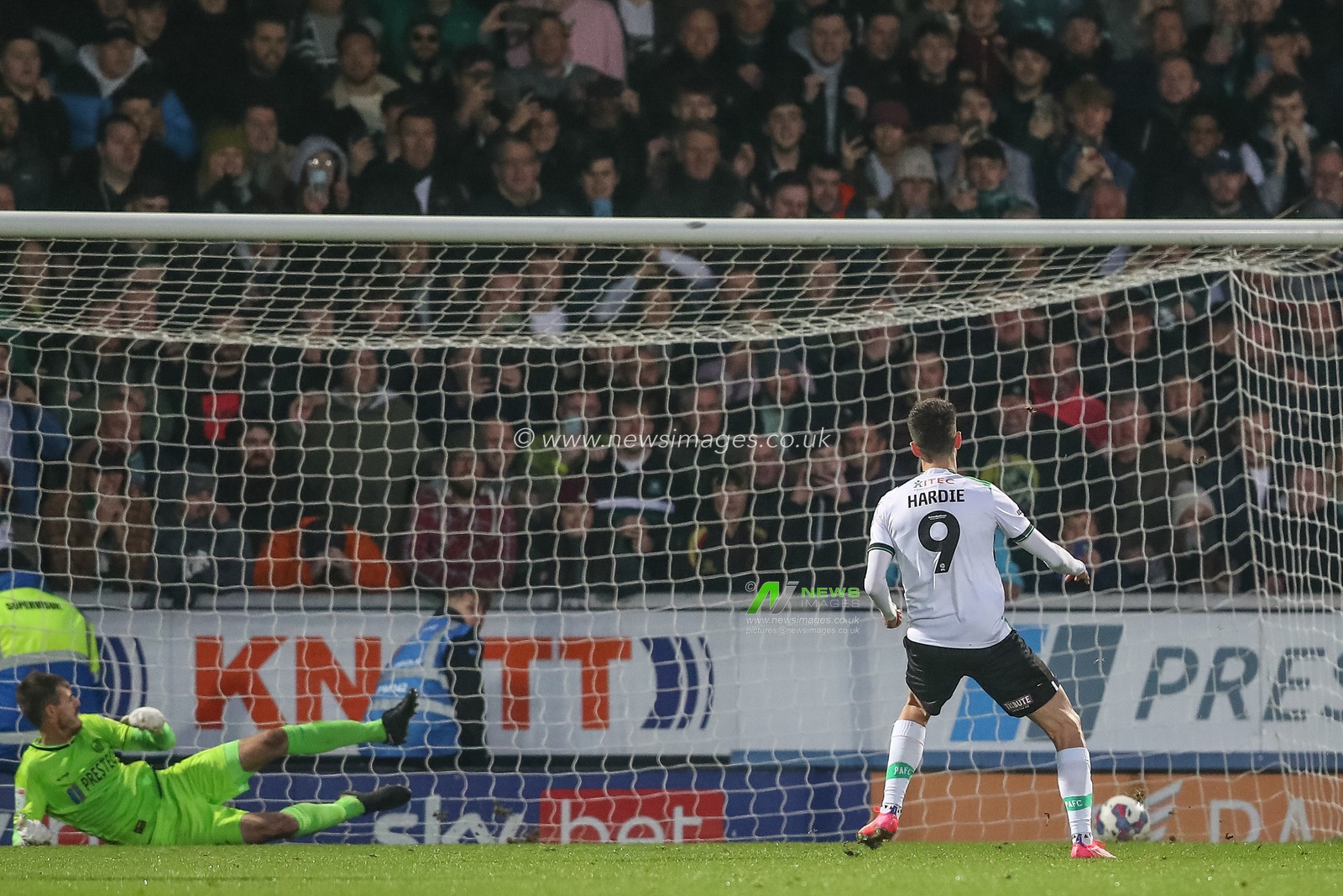 Ryan Hardie #9 of Plymouth Argyle scores a goal to make it 1-1 during the Sky Bet League 1 match Burton Albion vs Plymouth Argyle at Pirelli Stadium, Burton upon Trent, United Kingdom, 19th November 2022

(Photo by Gareth Evans/News Images)