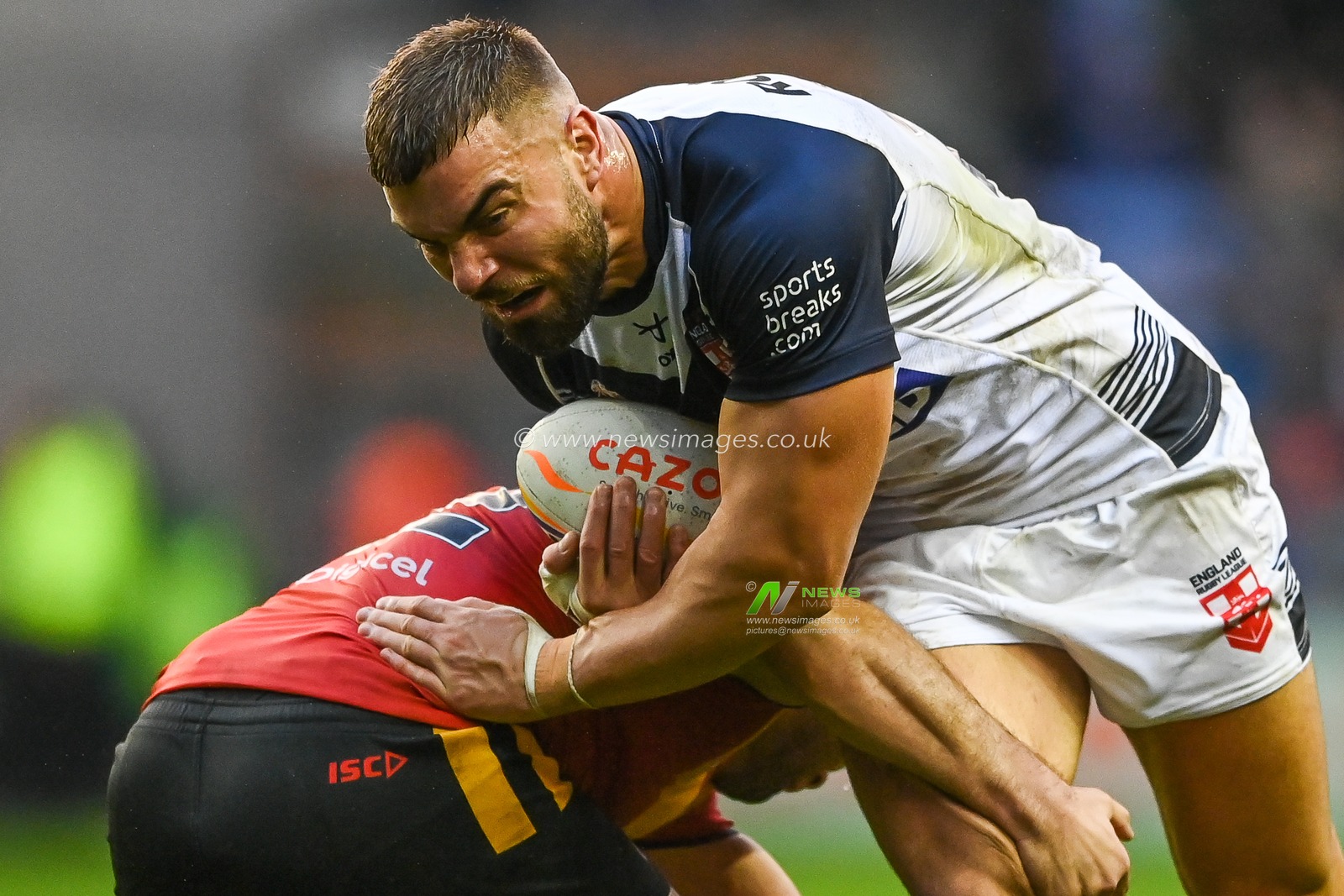 Mike McMeeken of England is tackled by Rhyse Martin of Papua New Guinea during the Rugby League World Cup 2021 Quarter Final match England vs Papua New Guinea at DW Stadium, Wigan, United Kingdom, 5th November 2022

(Photo by Craig Thomas/News Images)