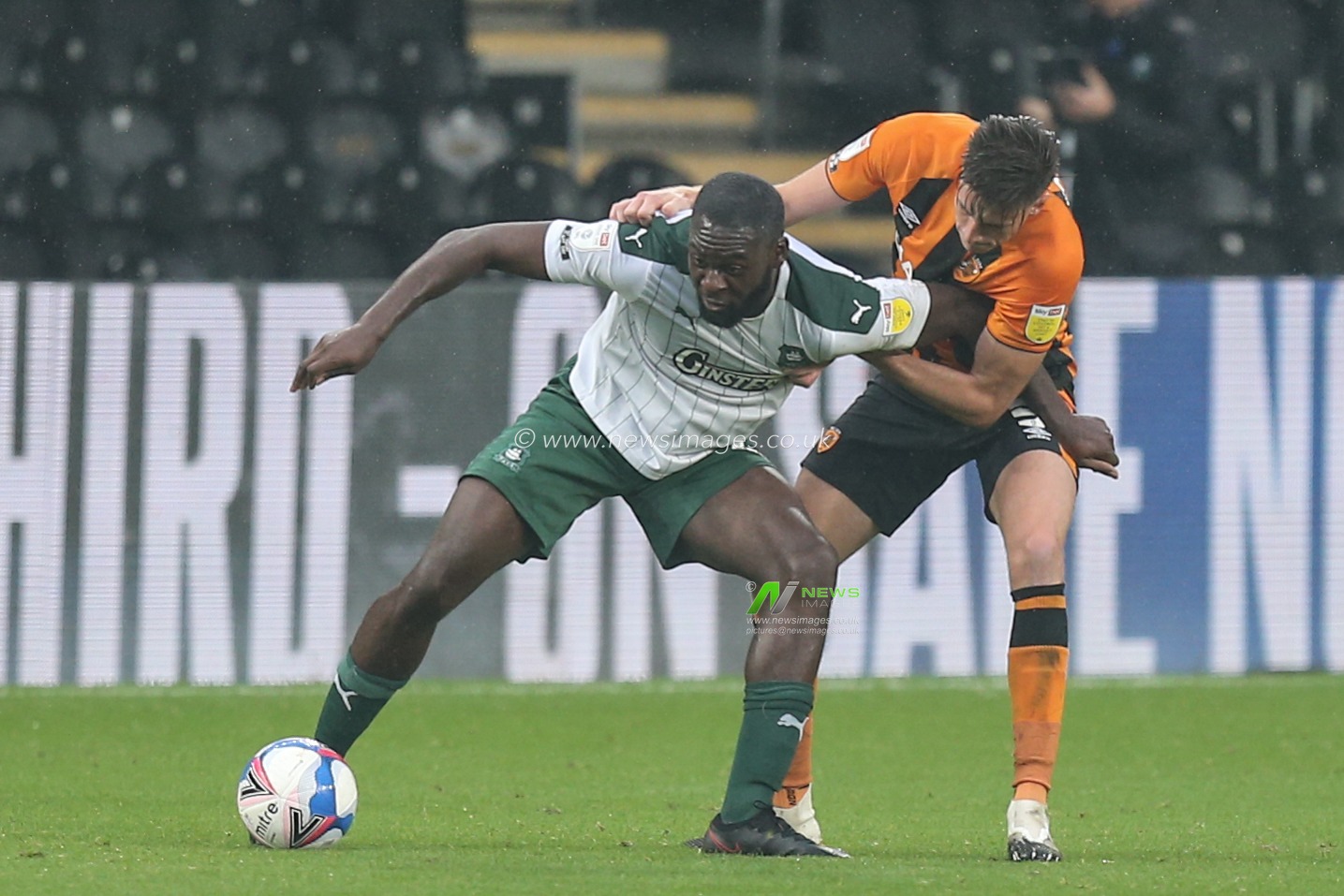 Reece Burke (5) of Hull City and Frank Nouble (7) of Plymouth Argyle challenge for the ball