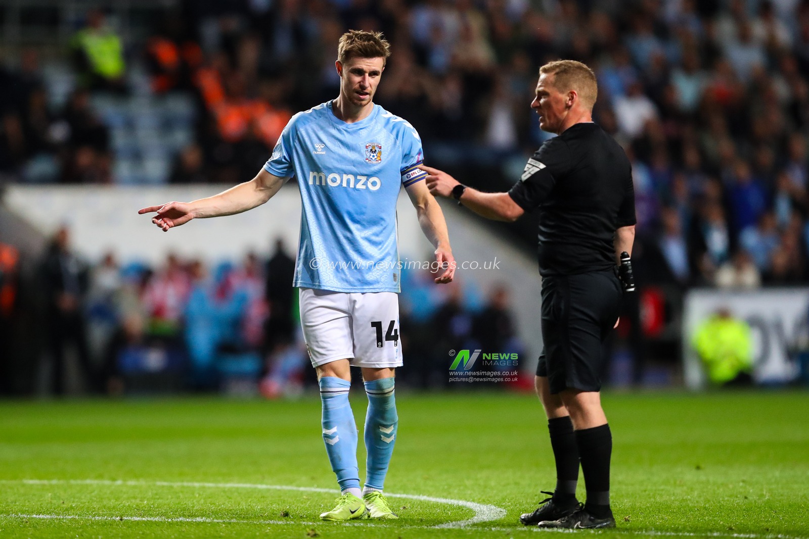 Ben Sheaf of Coventry City talks to referee John Busby during the Sky Bet Championship Playoff Semi-Final match Coventry City vs Sunderland at Coventry Building Society Arena, Coventry, United Kingdom, 9th May 2025

(Photo by Gareth Evans/News Images)