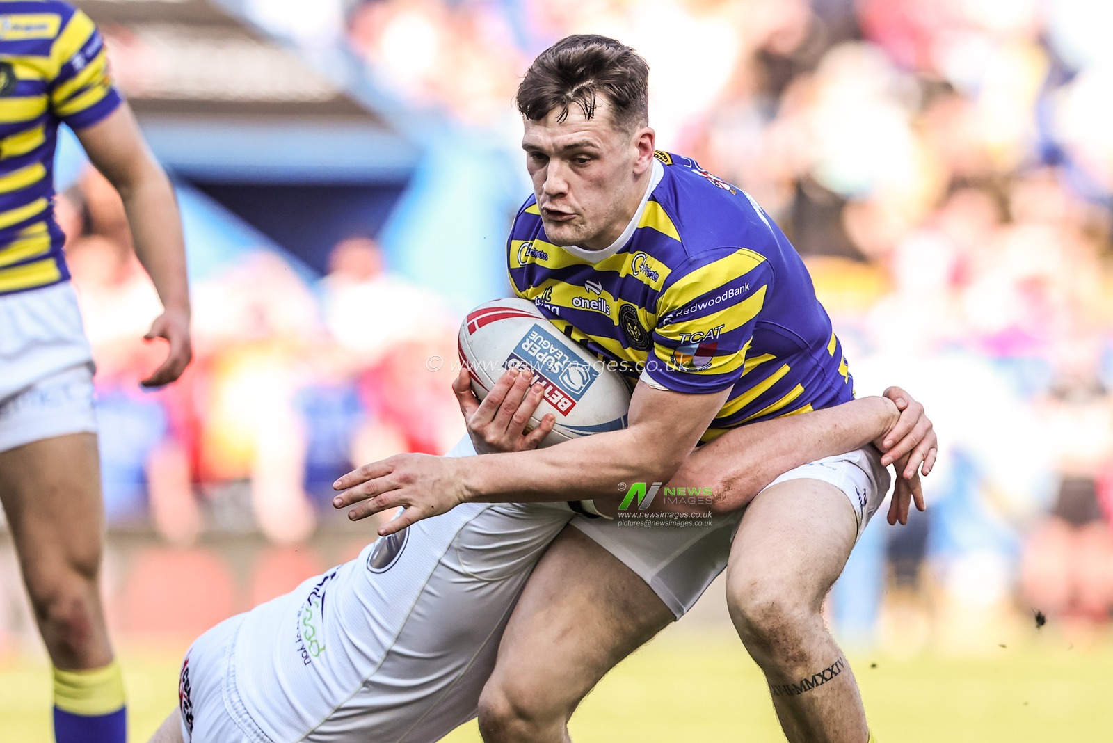 Josh Thewlis of Warrington Wolves is tackled by Jack Ashworth of Castleford Tigers during the Betfred Super League round 5 match Warrington Wolves vs Castleford Tigers at The Halliwell Jones Stadium, Warrington, United Kingdom on 21 March 2026

(Photo by Alfie Cosgrove/News Images)