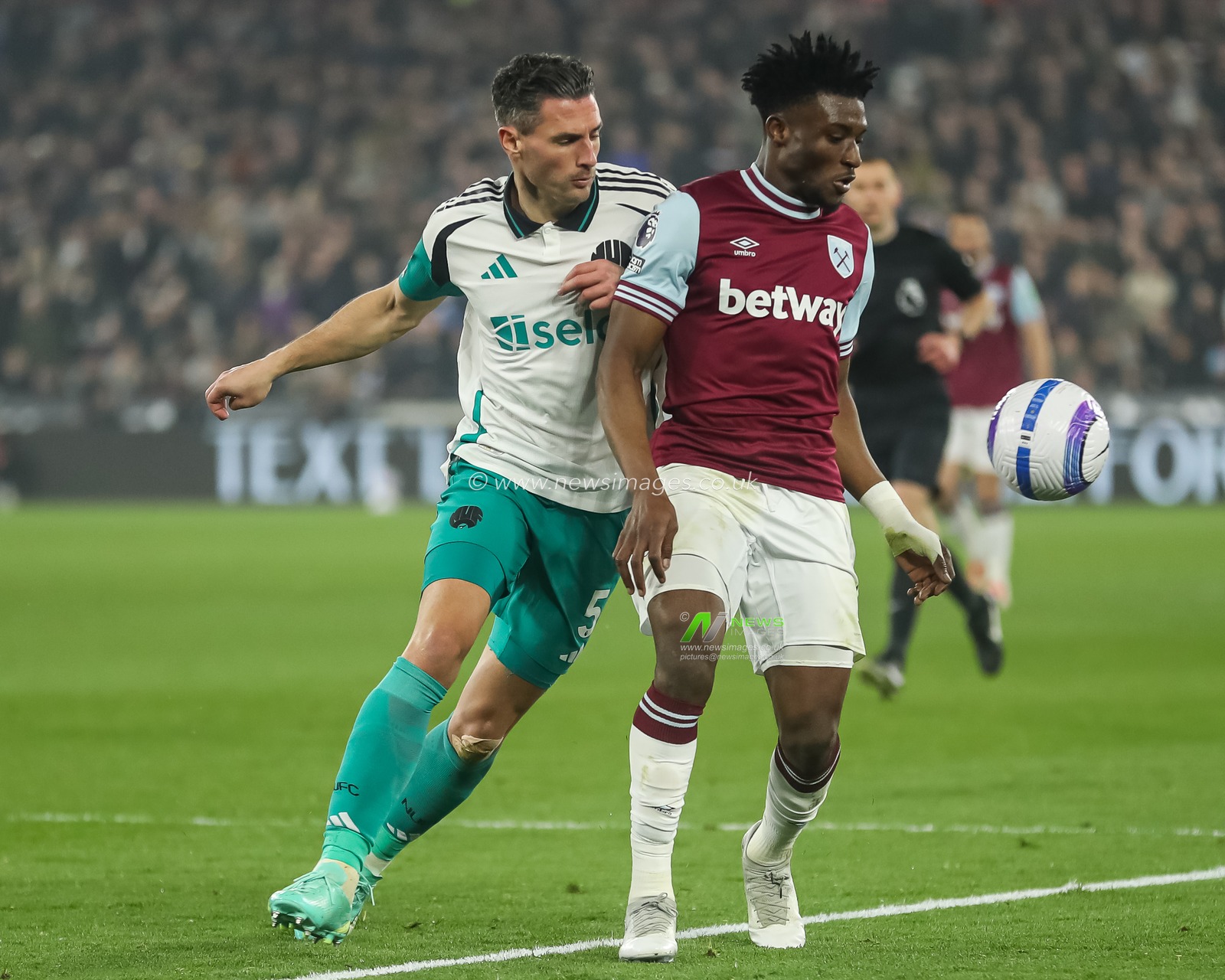 Mohammed Kudus of West Ham United holds off Fabian SchÃ¤r of Newcastle United during the Premier League match West Ham United vs Newcastle United at London Stadium, London, United Kingdom, 10th March 2025

(Photo by Izzy Poles/News Images)