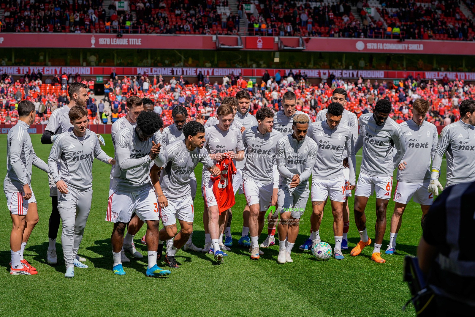 Nottingha Forest players hold a team jersey with Elliot Anderson of Nottingham Forest mother during the Premier League match Nottingham Forest vs Burnley at City Ground, Nottingham, United Kingdom on 19 April 2026

(Photo by Maynard Manyowa/News Images)