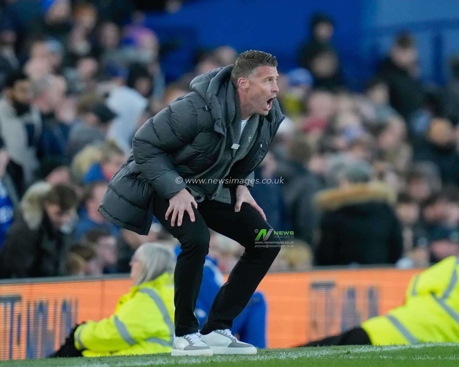 Rob Edwards manager of Luton Town encourages his players, during the Emirates FA Cup Fourth Round match Everton vs Luton Town at Goodison Park, Liverpool, United Kingdom, 27th January 2024

(Photo by Steve Flynn/News Images)