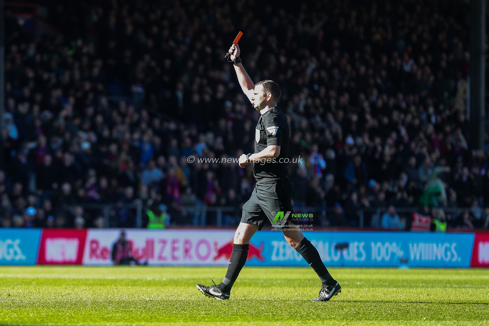 Referee Michael Oliver checks gives Liam Roberts of Millwall a red card during the Emirates FA Cup 5th Round match Crystal Palace vs Millwall at Selhurst Park, London, United Kingdom, 1st March 2025

(Photo by Izzy Poles/News Images)