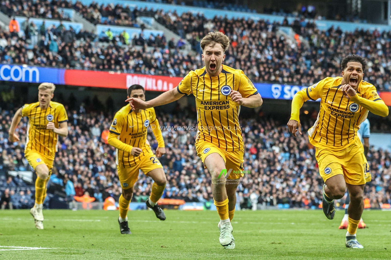 Jack Hinshelwood of Brighton & Hove Albion celebrates his goal to make it 2-2 during the Premier League match Manchester City vs Brighton and Hove Albion at Etihad Stadium, Manchester, United Kingdom, 15th March 2025

(Photo by Alfie Cosgrove/News Images)