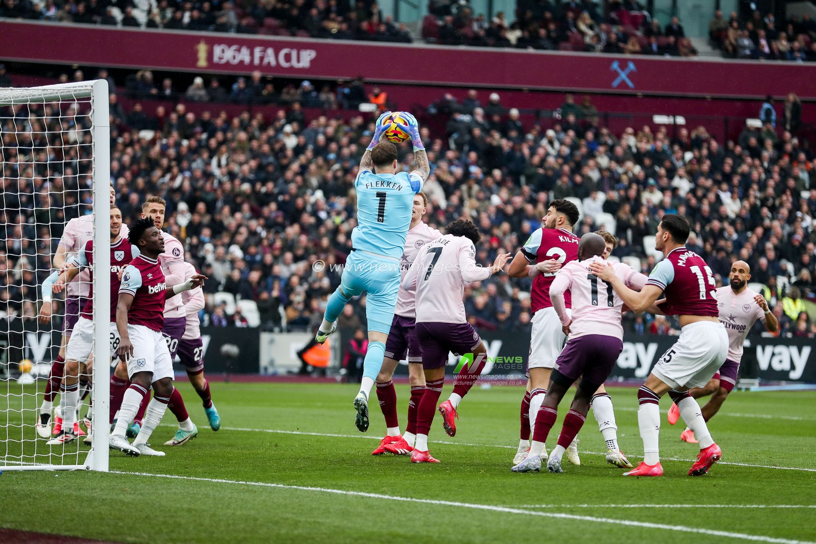 Mark Flekken of Brentford makes a save during the Premier League match West Ham United vs Brentford at London Stadium, London, United Kingdom, 15th February 2025

(Photo by Izzy Poles/News Images)