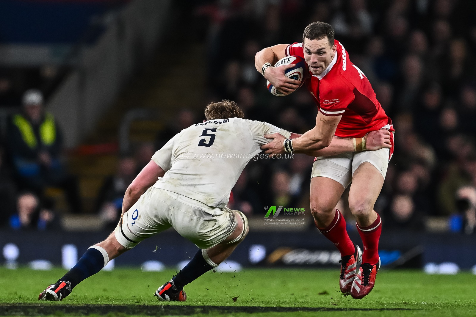 George North of Wales evades the tackle of Ollie Chessum of England during the 2024 Guinness 6 Nations match England vs Wales at Twickenham Stadium, Twickenham, United Kingdom, 10th February 2024

(Photo by Craig Thomas/News Images)