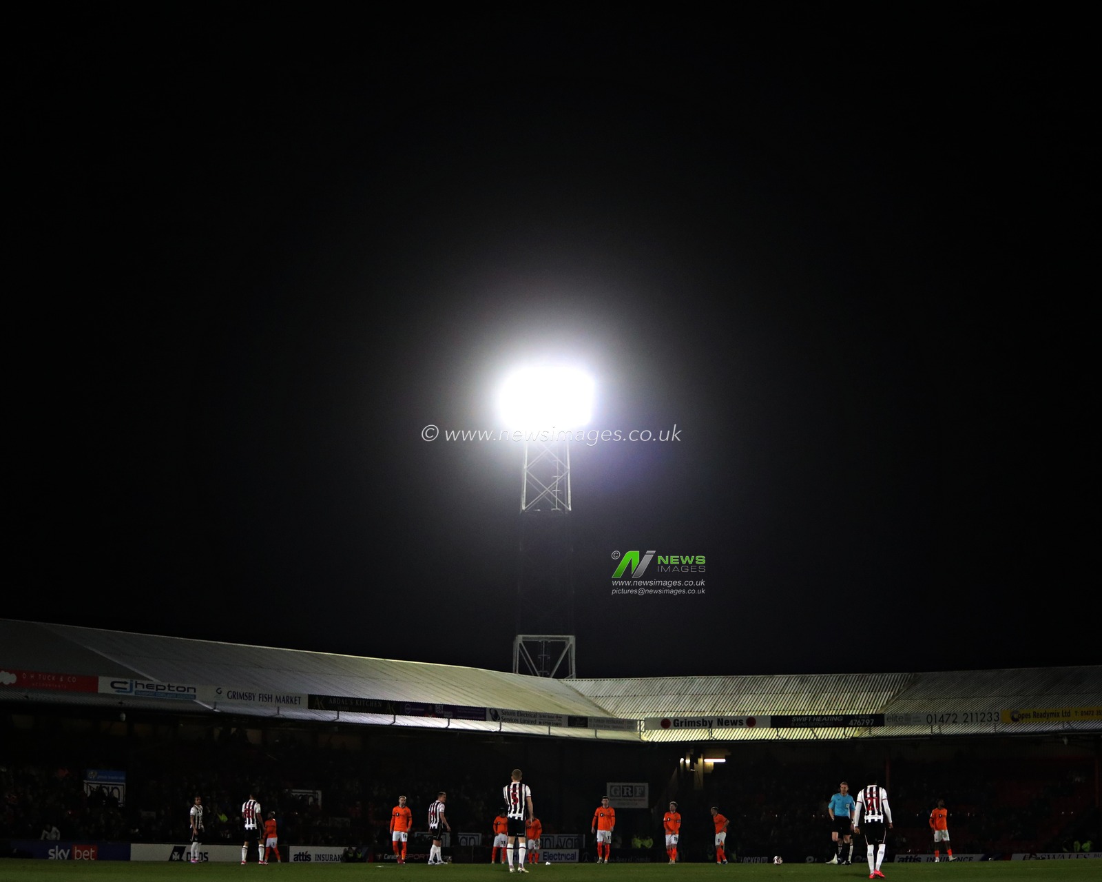 Both teams prepare for kick off before the Sky Bet League 2 match Grimsby Town vs Notts County at Blundell Park, Cleethorpes, United Kingdom, 11th March 2025

(Photo by Sam Eaden/News Images)