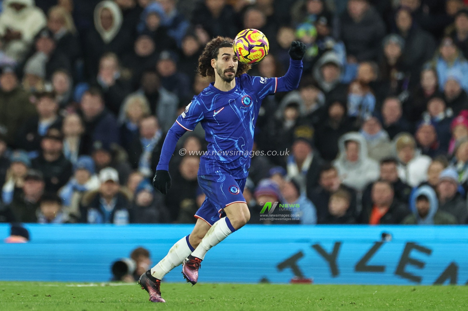 Marc Cucurella of Chelsea in action during the Premier League match Manchester City vs Chelsea at Etihad Stadium, Manchester, United Kingdom, 25th January 2025

(Photo by Mark Cosgrove/News Images)