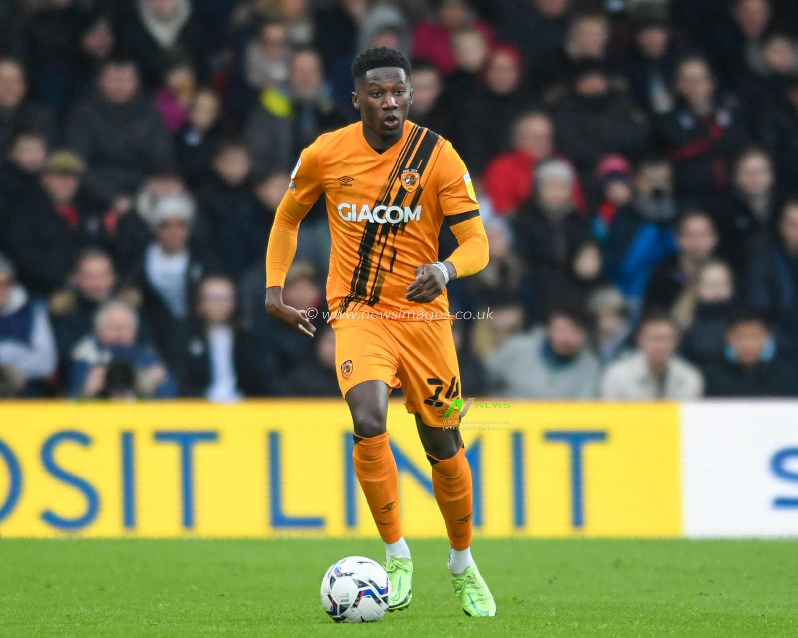 Di'Shon Bernard #24 of Hull City runs forward with the ball