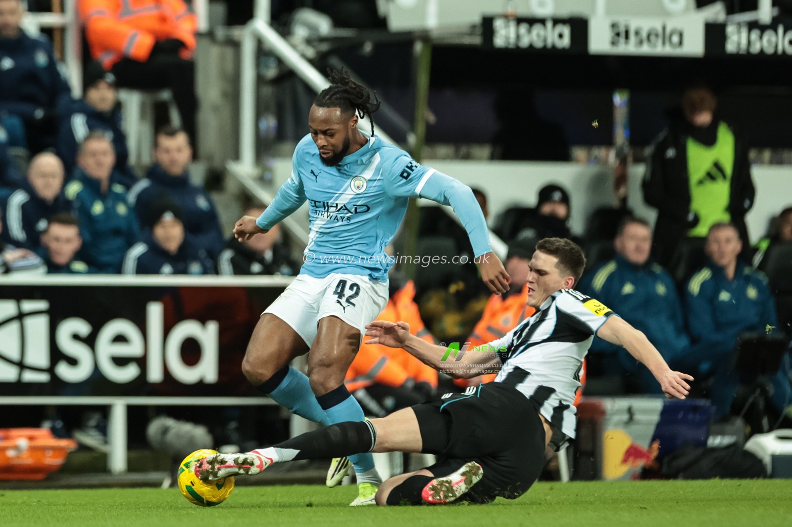 Sven Botman of Newcastle Untied slide tackles Antonie Semenyo of Manchester City during the Carabao Cup Semi-finals First Leg Newcastle United vs Manchester City at St. James's Park, Newcastle, United Kingdom, 13th January 2026

(Photo by Mark Cosgrove/News Images)