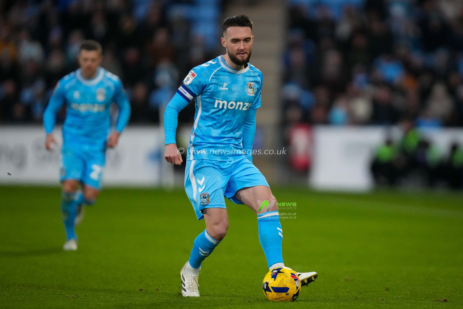 Matt Grimes, of Coventry City controls the ball during the Sky Bet Championship match Coventry City vs Swansea City at Coventry Building Society Arena, Coventry, United Kingdom, 26th December 2025

(Photo by Maynard Manyowa/News Images)

*** GER AUT SUI OUT ***